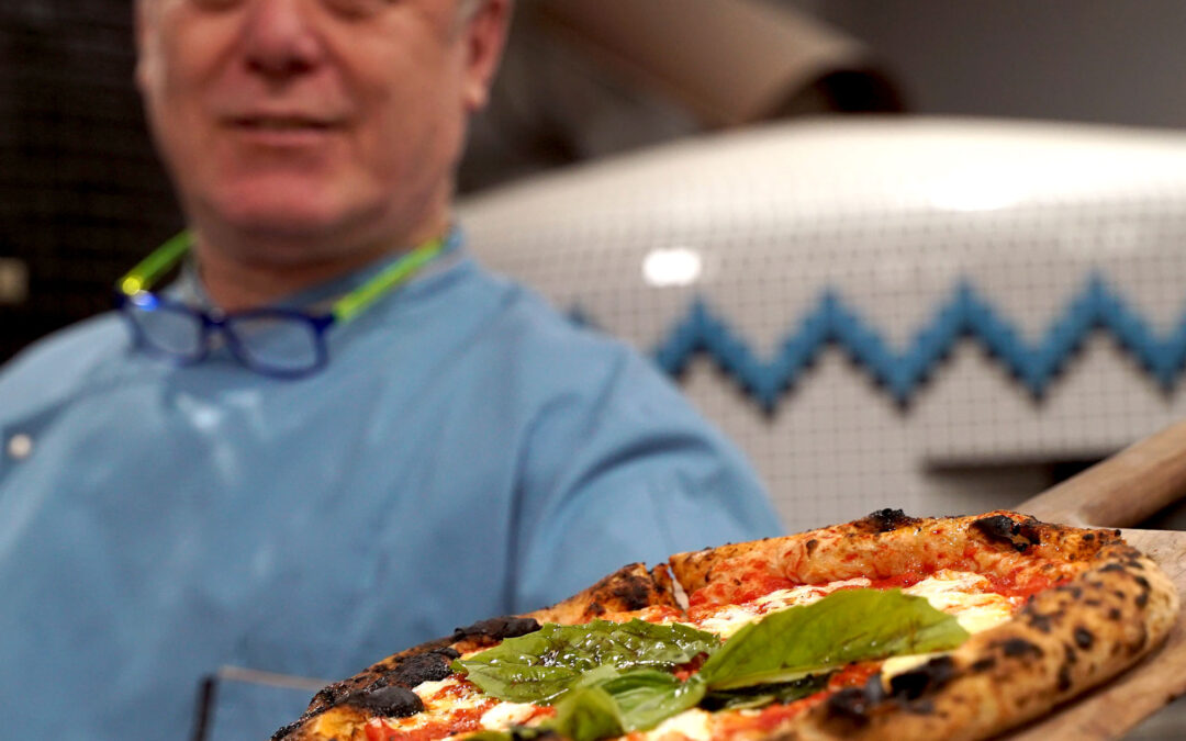 Roberto Caporuscio showing a Neapolitan pizza